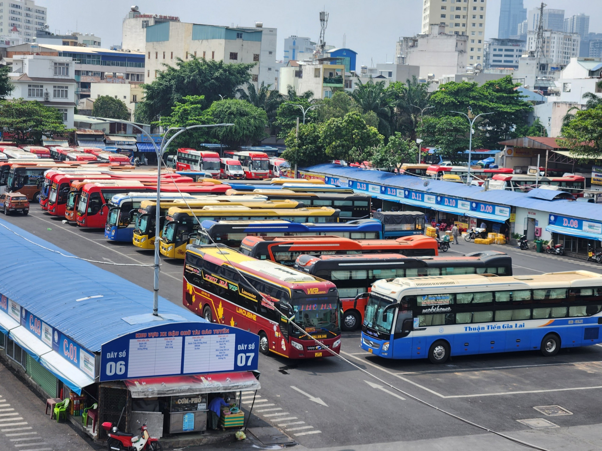 Xe khách di chuyển trên cung đường miền Trung