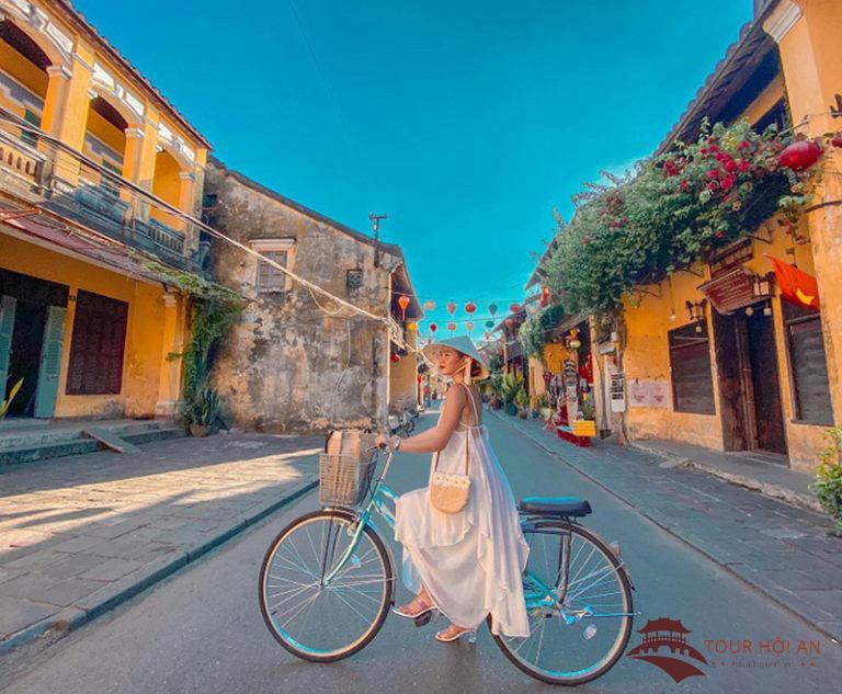 Du khách đạp xe khám phá phố cổ Hội An